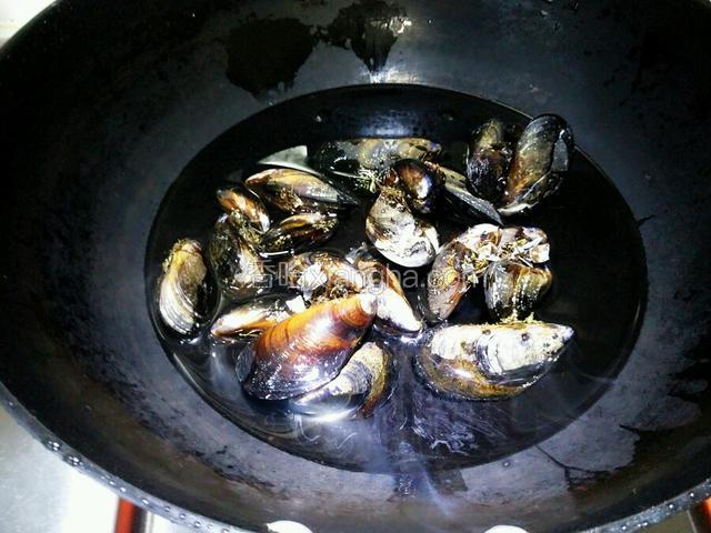 锅中烧水放入海红