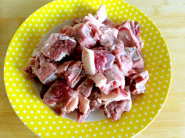 牛肉洗净切块