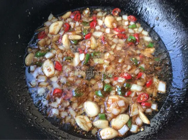 加适量的鸡精，调成酱汁即可