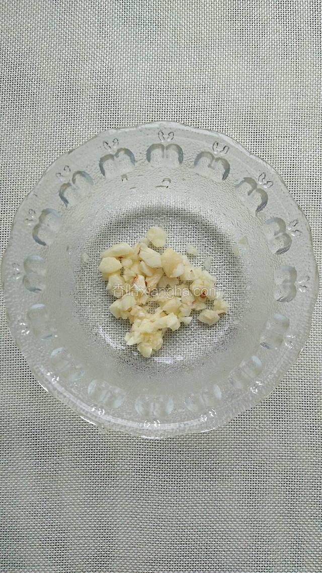 蒜切末备用。