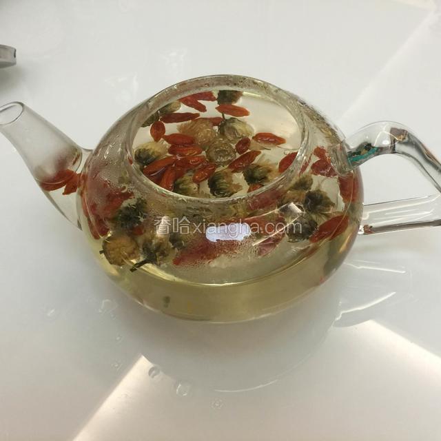 冲入白开水，85度，泡茶的适宜温度，泡10分钟