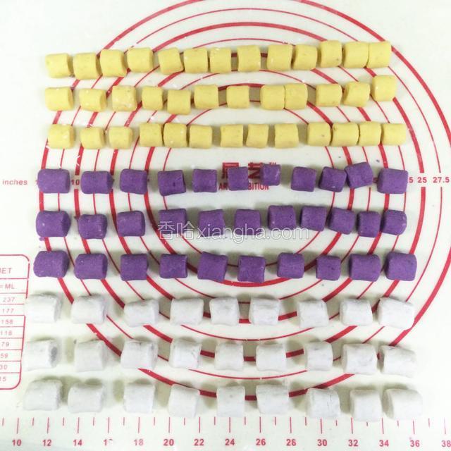 紫薯和芋头面团也同样制作完成。