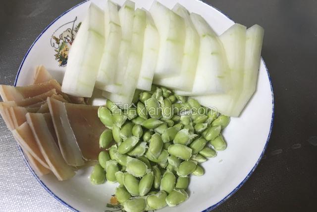 食材：冬瓜切片，毛豆子，咸肉切片；