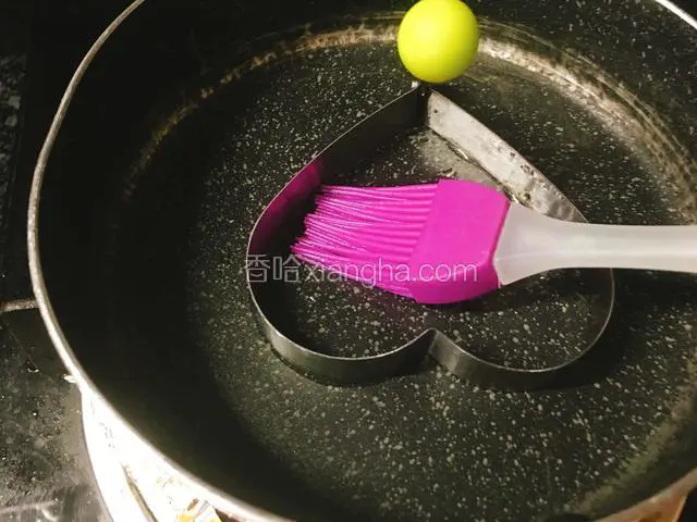锅烧热，倒油，模具四周涂抹油。