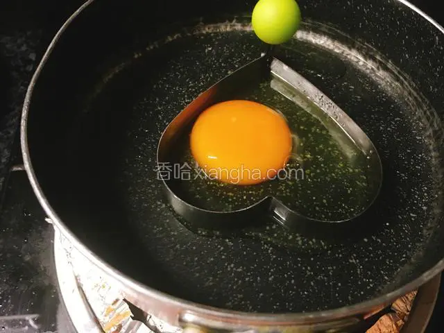 打入鸡蛋，大火烤制定型关火。盖盖焖一会。