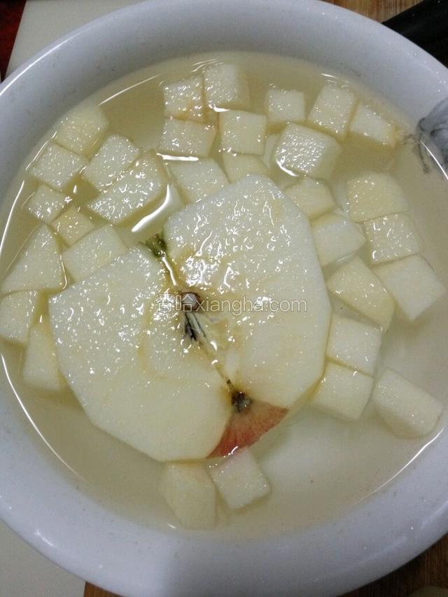 尽量切小方块，及时放入预先准备的吧盐水中浸泡，以防变色