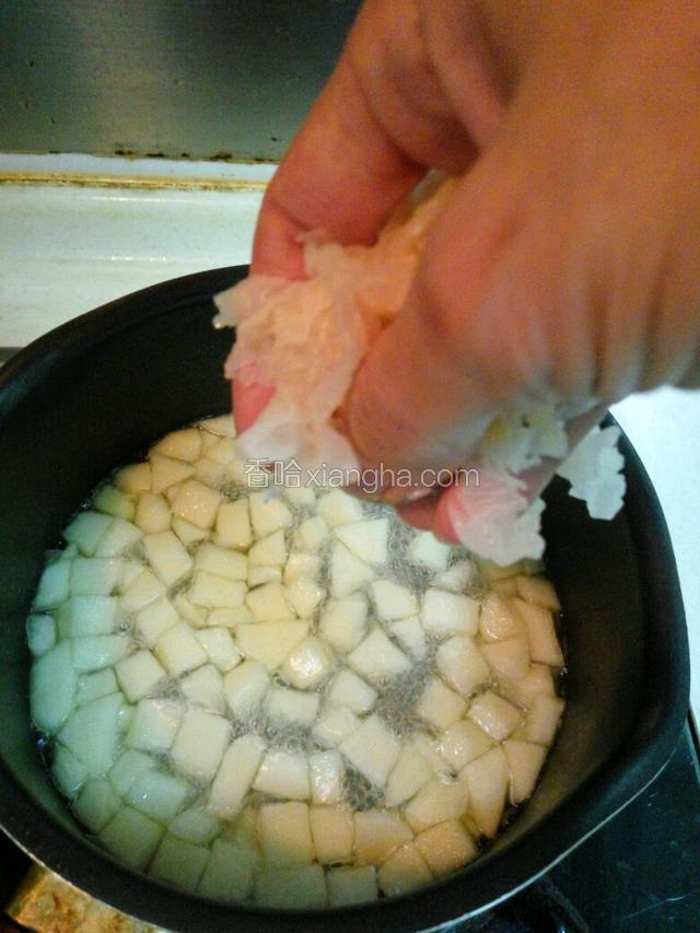 放入银耳