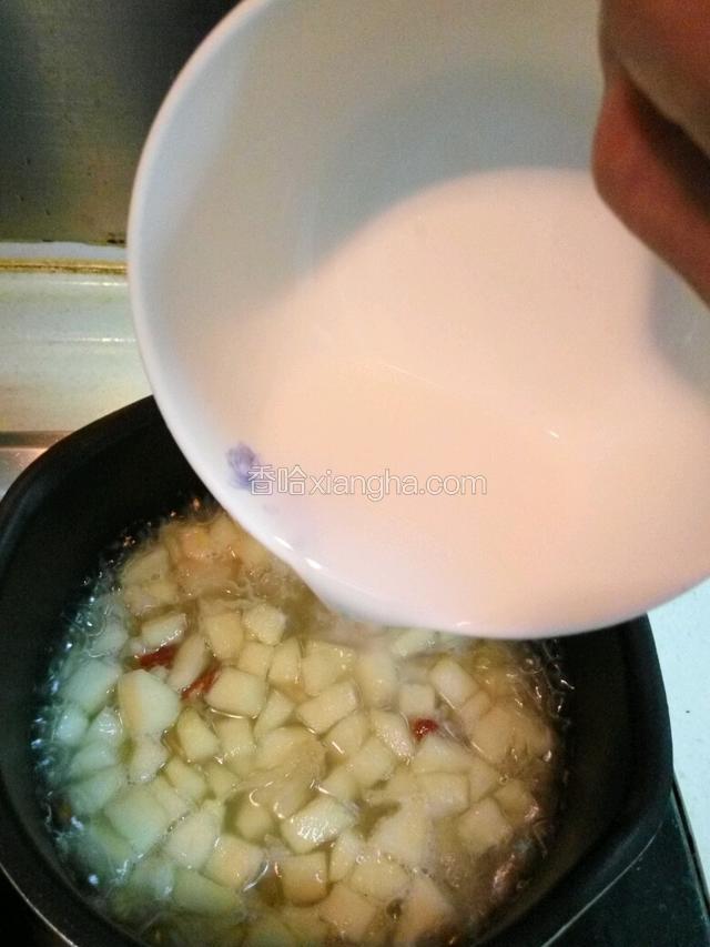 大火烧开后，倒入薄芡