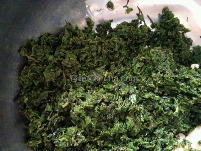 此时准备包馄饨。先把蔬菜切碎。（我用的同事送给我的岩西菜，海边的野菜，有一种独特的香味。）如果不嫌纯肉的馄饨腻，也可以不加蔬菜。蔬菜碎里加适量油。