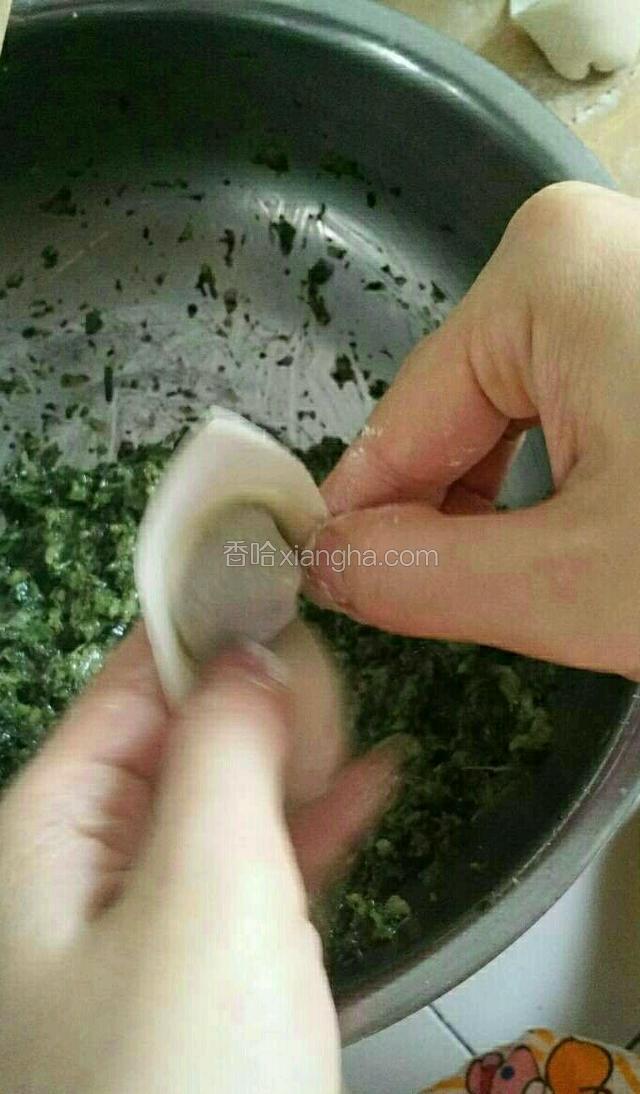 靠近自己的两边捏到一起去，可以蘸点水。