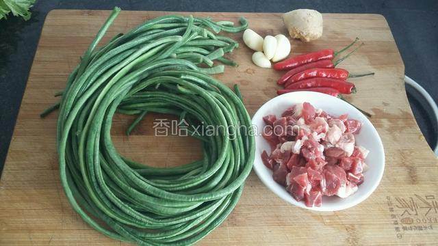 豇豆一小把，小米椒5~6颗，蒜四瓣左右，姜一小块洗净备用，猪五花肉200克洗净切成肉沫装碗里备用。