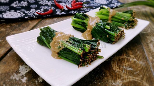 淋上调好的麻酱汁，酸甜鲜香，真的很美味！