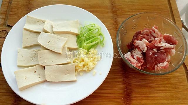 把豆腐和五花肉切片，切葱花和蒜末。