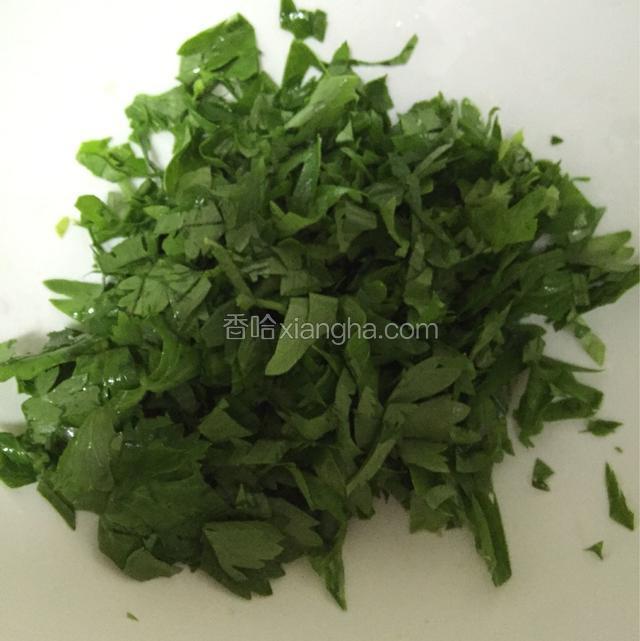 准备芹菜叶 切碎 放少许盐