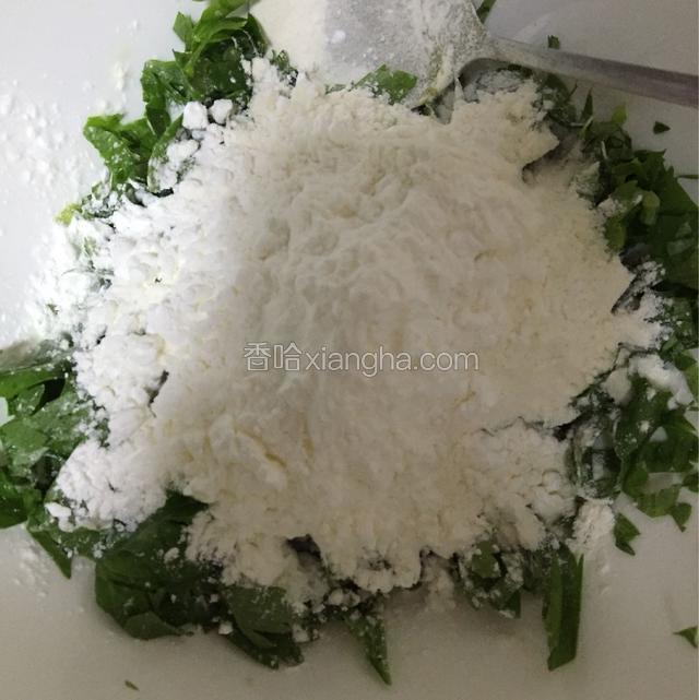 加入面粉和淀粉 放少许盐
