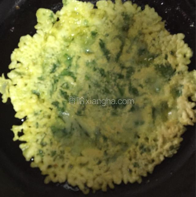 煎的差不多翻面 两面煎至金黄 就可以起锅了 油倒一次煎一个饼  （我的这个量煎了6个中型饼）