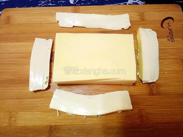 依此法切去其它边缘，修整成长方形