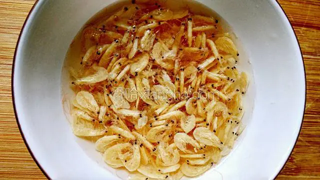 虾皮洗一下，沥干水。