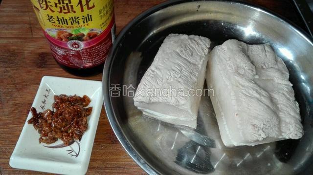 焯水好了，把肉擦干水份，用老抽酱油和红糖均匀的涂抹在肉上。