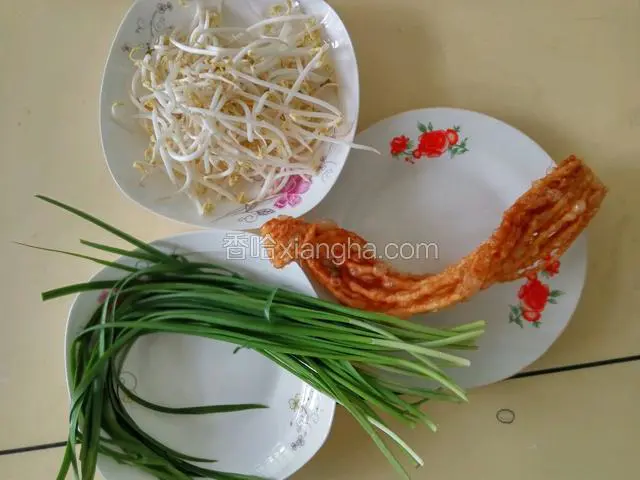 准备好绿豆芽 韭菜 馓子