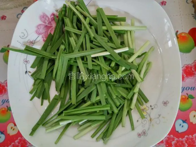 韭菜摘洗干净，切长五公分的段