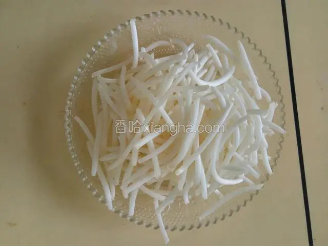 绿豆芽洗净摘头去尾