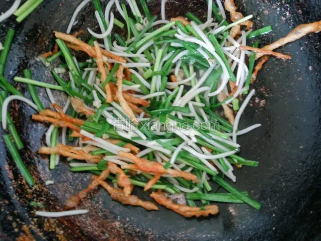 最后放馓子炒匀，加鸡粉 香油出锅