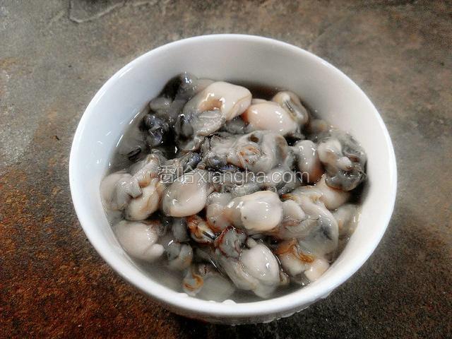 在海蛎中加地瓜粉，盐，糖，胡椒粉，肉味调味料，
