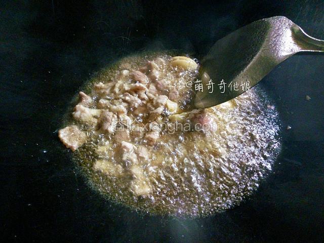 锅中倒油烧热，下大蒜和猪肉大火翻炒至微黄，。