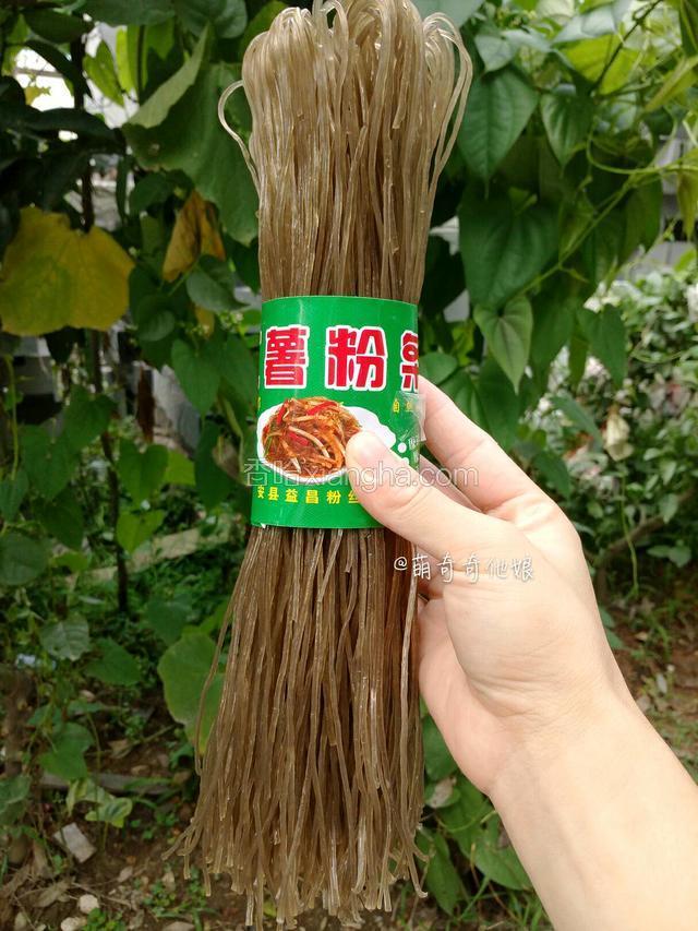 粉条我用的这种，细的红薯粉条。