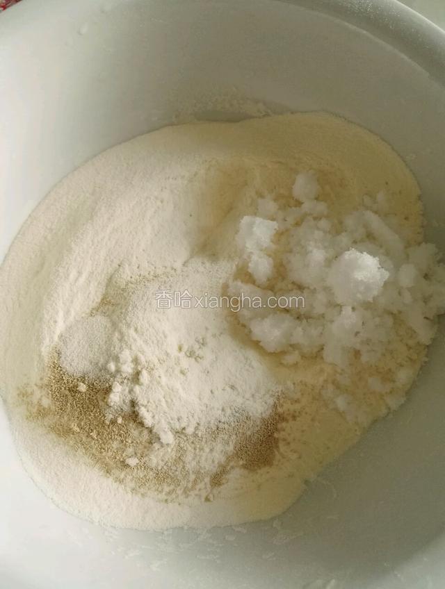 把面粉，糖，酵母放入容器