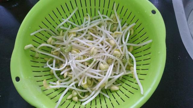 豆芽洗净沥干。