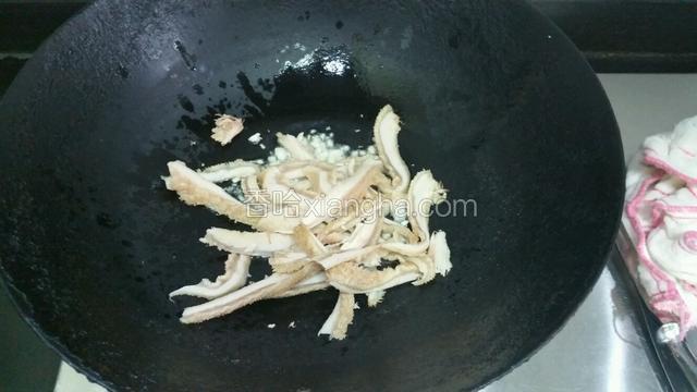 下牛肚翻炒2分钟，倒料酒。