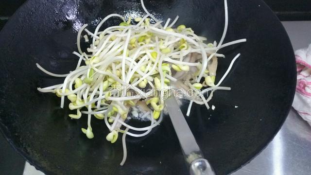 倒入豆芽翻炒2分钟
