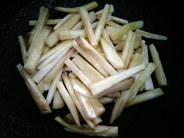 给锅里加点油，开大火，油热后把鸡腿菇倒入锅里翻炒三分钟。