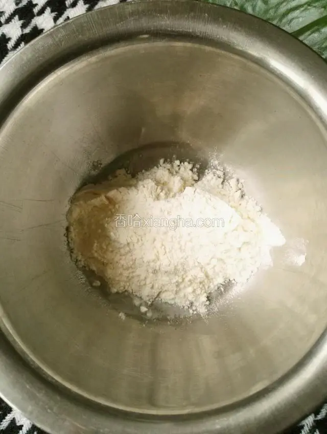 面粉放入容器