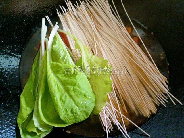 下面条和青菜，大火煮。青菜烫一下即可，所以大人吃可以等面团煮一会儿再下，小孩吃就一起放。