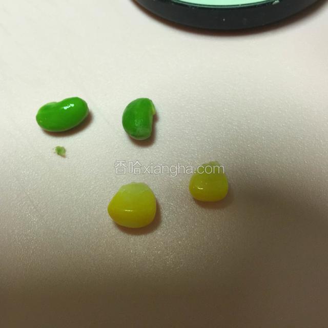 做眼睛，我用的青豆和玉米粒，没有就用胡萝卜末和绿色的青菜末