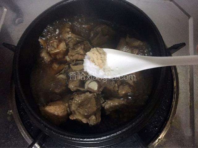 加入适量的盐和鸡精调味即可装盘食用