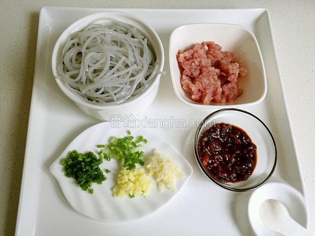 将肉切成肉未，葱切未，姜切未，蒜切未，准备好豆瓣酱。