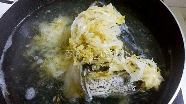 水开之后放入酸菜加盖煮20分钟