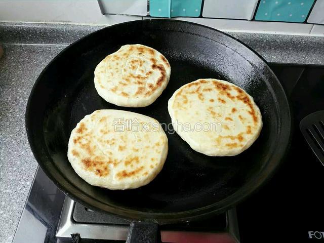 烙制两面有金黄饼花，发面饼发起即可