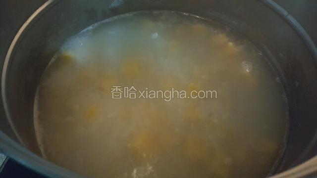 锅开后放入红薯开锅后小火煮饭