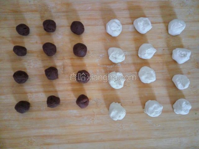 把面团揪成均匀的小块，红豆沙也分成比面团小的圆块