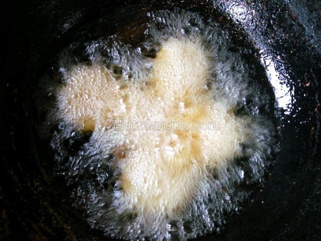 锅中放多一点的油，六成热放入炸糕胚