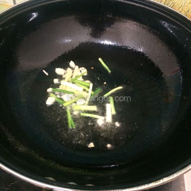 炒锅上火，锅热后倒入适量油，油温5成热下入花椒爆几秒钟捞出，爆香姜葱蒜。