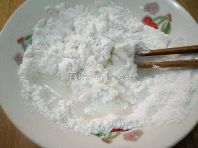 加入开水，少量添加，糯米粉越揉越稀