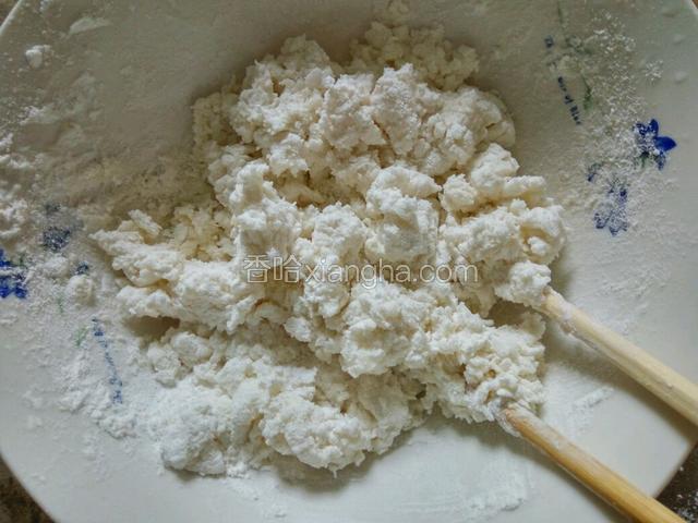 准备适量开水分次加入，用筷子搅成面片放凉