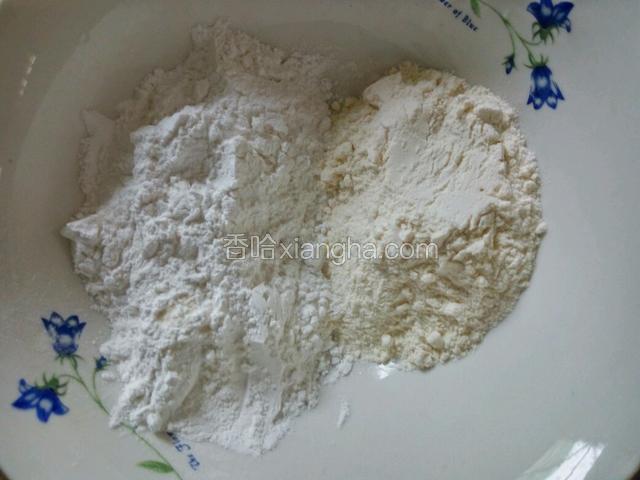 糯米粉和面粉按2:1的比例调匀