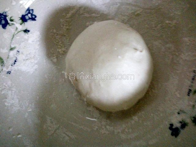 放凉后揉成光滑不粘手的面团